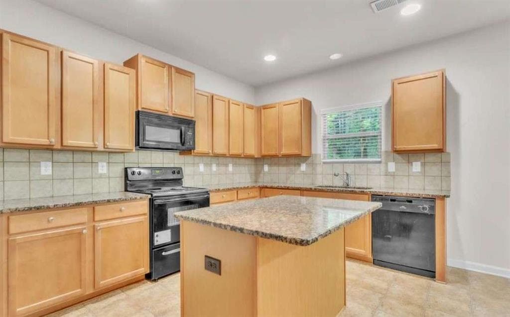 4 bedroom, 3 bathroom, 3,968 sq ft single family residence under contract at 5615 Wisbech Way, Atlanta, GA 30349 — photo 9