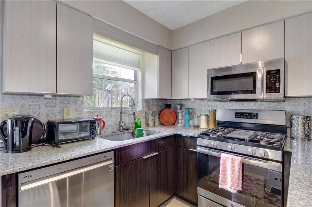 2 bedroom, 2 bathroom, 1,120 sq ft townhouse under contract at 6638 Witherington Court, Norcross, GA 30093 — photo 8