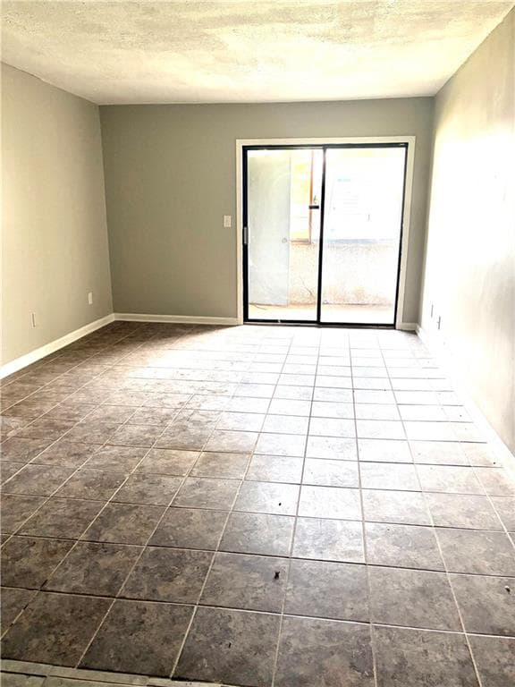 2 bedroom, 2 bathroom, 1,038 sq ft condominium for sale at 5945 Sutcliff Square, Lithonia, GA 30058 — photo 4