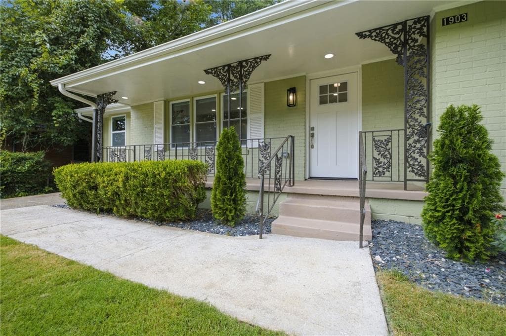 3 bedroom, 2 bathroom, 1,360 sq ft single family residence for sale at 1903 S Columbia Place, Decatur, GA 30032 — photo 4