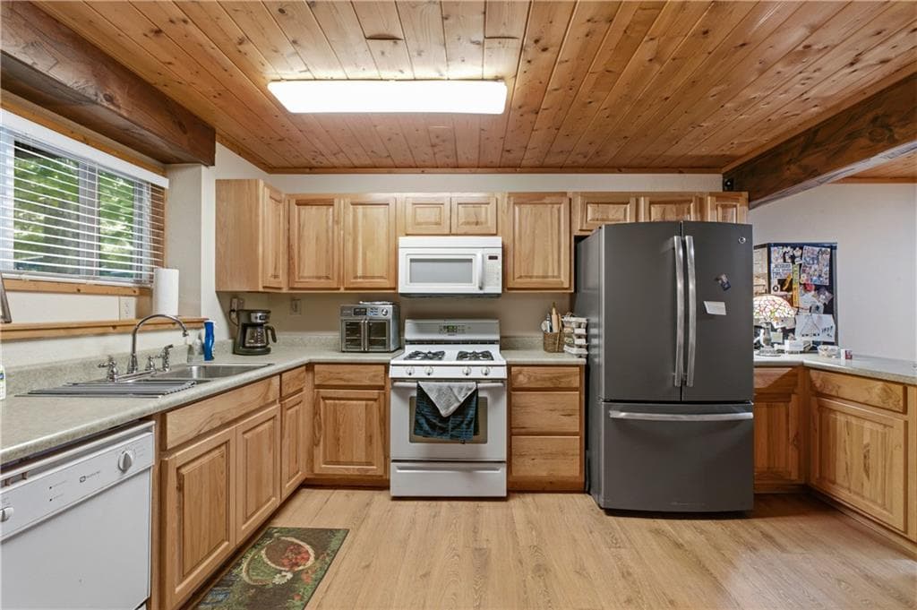 3 bedroom, 3 bathroom, 2,460 sq ft single family residence for sale at 215 DunnMill Creek Road, Blue Ridge, GA 30513 — photo 7