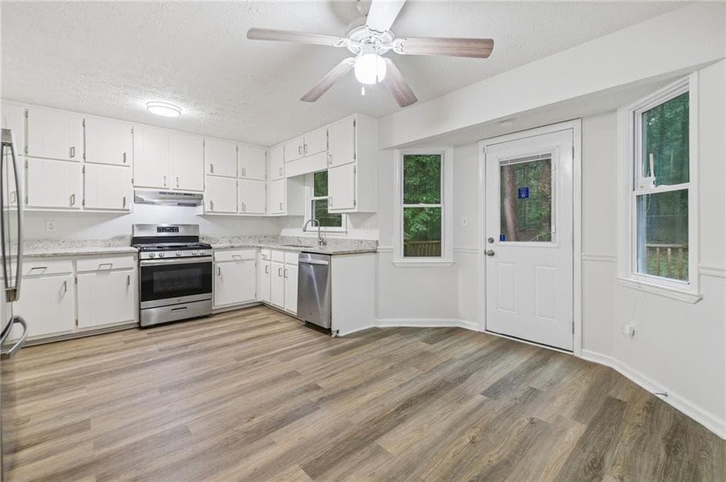 3 bedroom, 3 bathroom, 2,520 sq ft single family residence for sale at 330 Benjamin Circle, Fayetteville, GA 30214 — photo 6