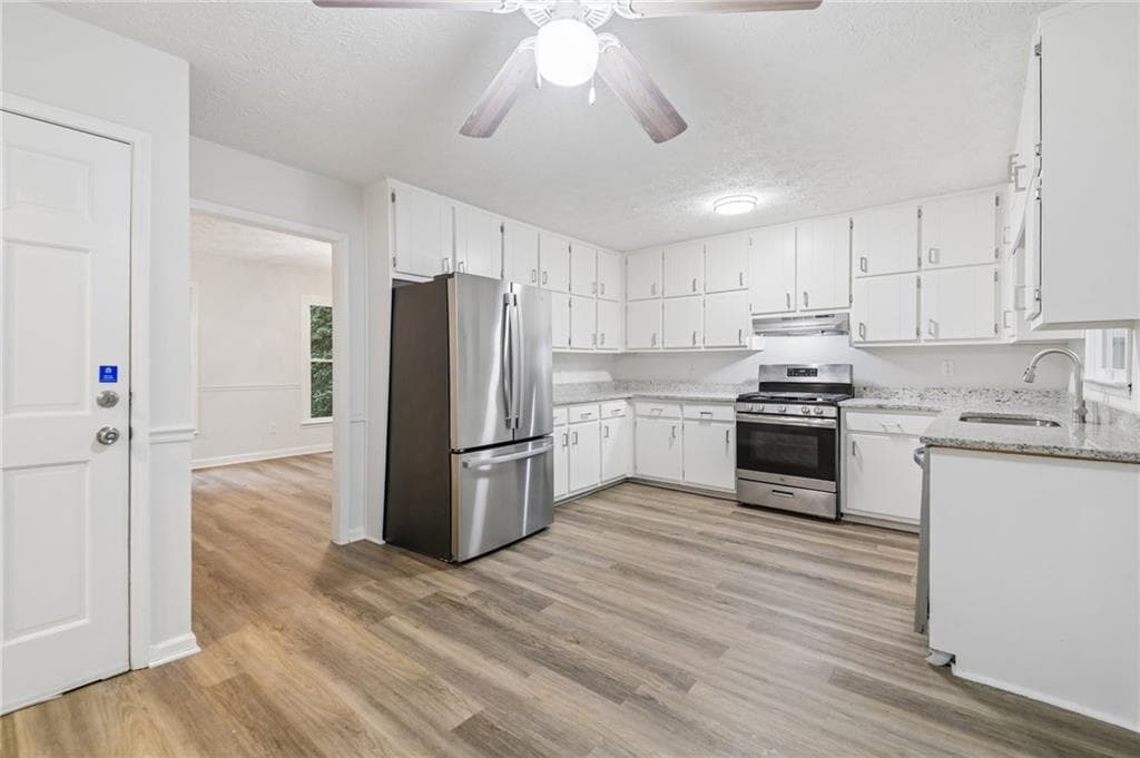 3 bedroom, 3 bathroom, 2,520 sq ft single family residence for sale at 330 Benjamin Circle, Fayetteville, GA 30214 — photo 7