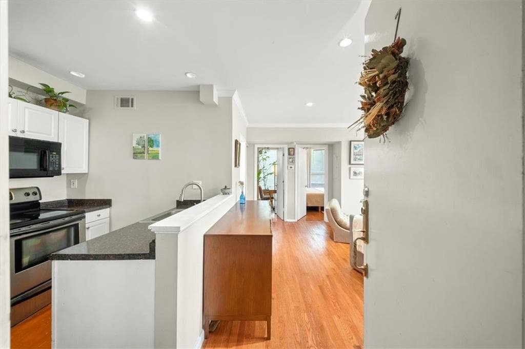 2 bedroom, 1 bathroom, 672 sq ft condominium for sale at 287 14th Street 7, Atlanta, GA 30318 — photo 3