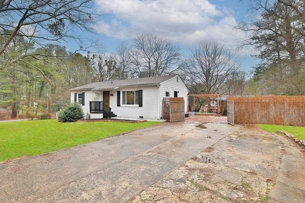3 bedroom, 3 bathroom, 1,700 sq ft single family residence for sale at 647 Alfred Road, Atlanta, GA 30331 — photo 1 of 20