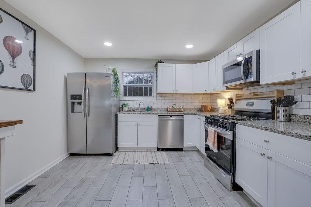 3 bedroom, 3 bathroom, 1,700 sq ft single family residence for sale at 647 Alfred Road, Atlanta, GA 30331 — photo 3