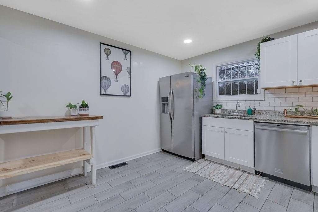 3 bedroom, 3 bathroom, 1,700 sq ft single family residence for sale at 647 Alfred Road, Atlanta, GA 30331 — photo 4