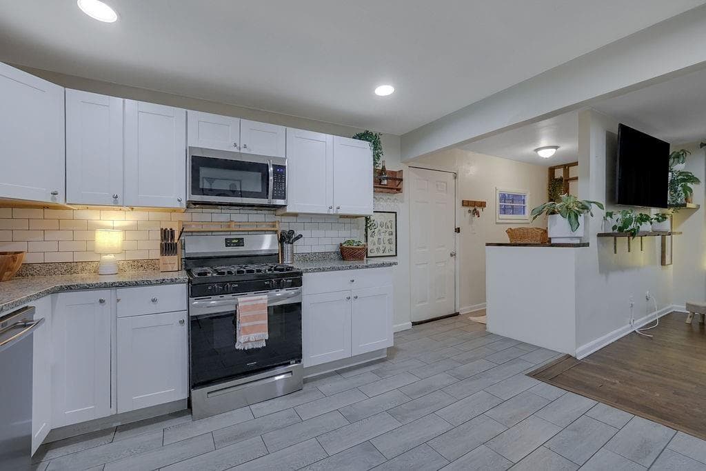 3 bedroom, 3 bathroom, 1,700 sq ft single family residence for sale at 647 Alfred Road, Atlanta, GA 30331 — photo 5