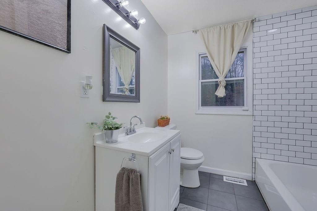 3 bedroom, 3 bathroom, 1,700 sq ft single family residence for sale at 647 Alfred Road, Atlanta, GA 30331 — photo 9