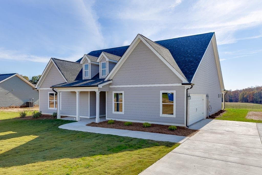 3 bedroom, 2 bathroom, 1,800 sq ft single family residence under contract at 129 Creek Stone Drive, Hartwell, GA 30643 — photo 2