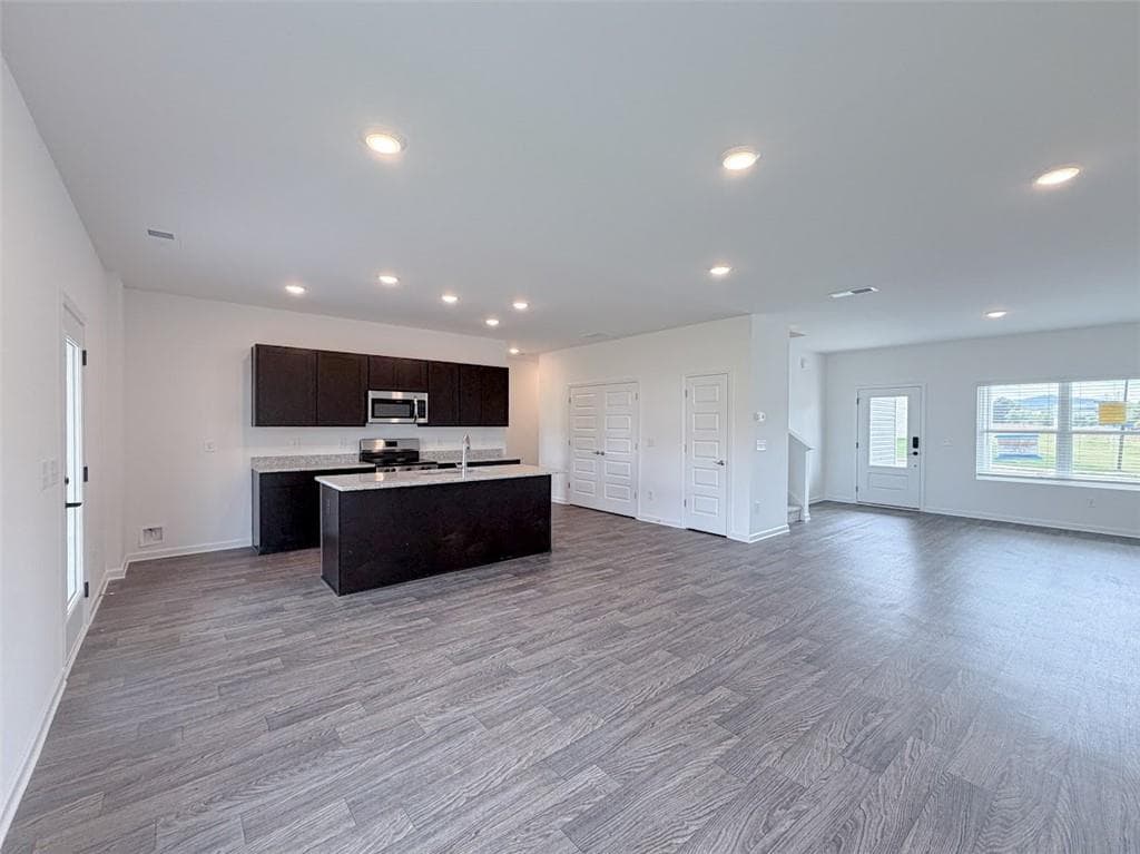 5 bedroom, 3 bathroom, 2,228 sq ft single family residence for sale at 142 Lavender Circle, Calhoun, GA 30701 — photo 6