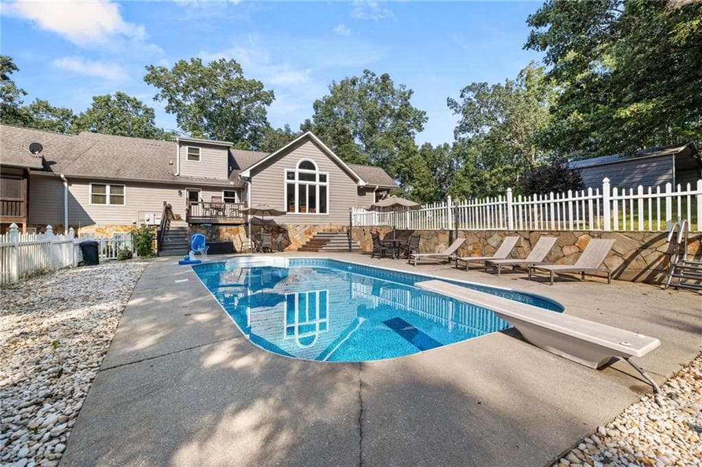 4 bedroom, 4 bathroom, 4,151 sq ft single family residence for sale at 212 Knots Landing Drive, Demorest, GA 30535 — photo 2