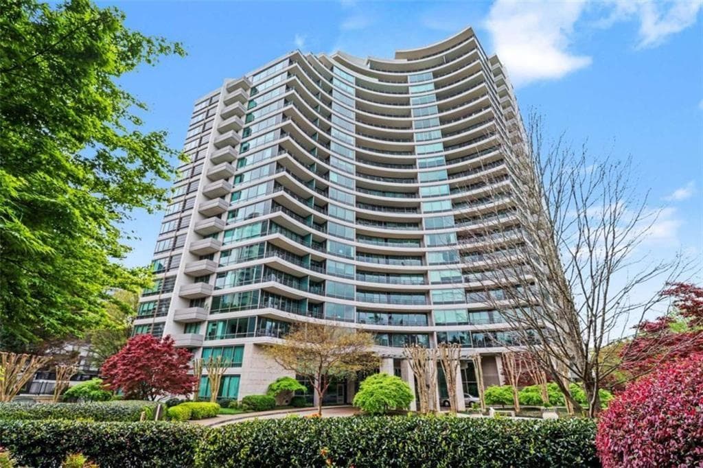 2 bedroom, 3 bathroom, 1,703 sq ft condominium under contract at 700 Park Regency Place 1203, Atlanta, GA 30326