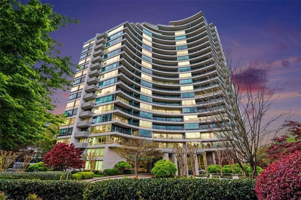 2 bedroom, 3 bathroom, 1,703 sq ft condominium under contract at 700 Park Regency Place 1203, Atlanta, GA 30326 — photo 2