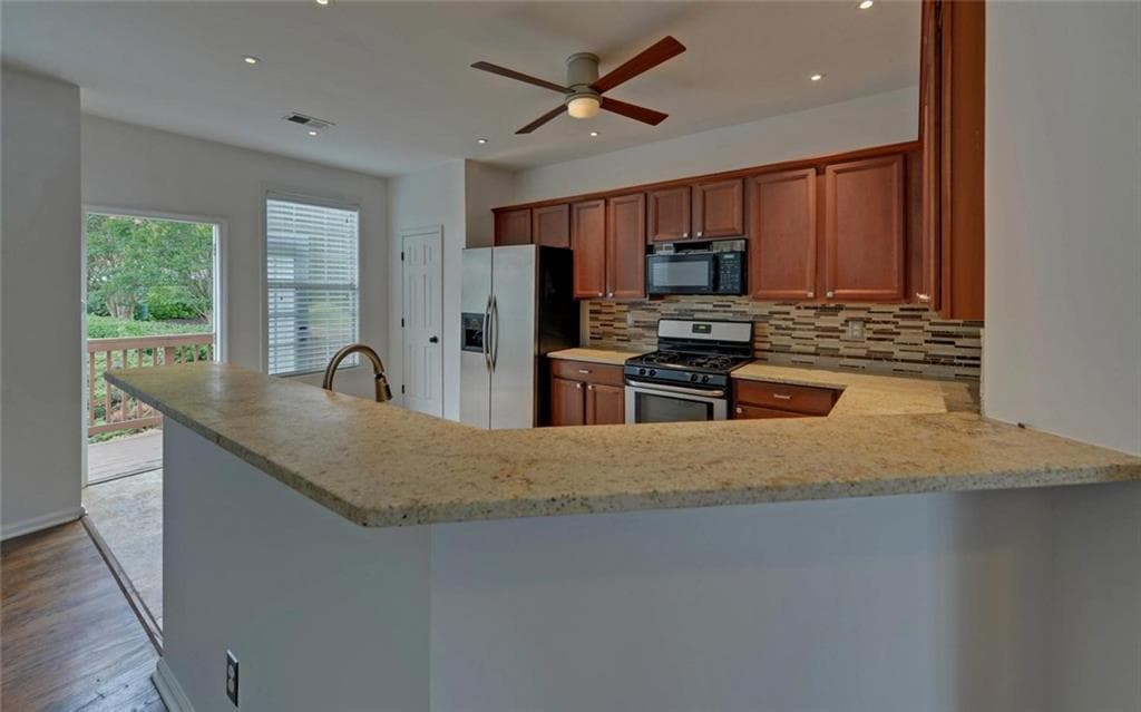 4 bedroom, 4 bathroom, 2,679 sq ft townhouse for sale at 3513 Chattahoochee Summit Lane 25, Atlanta, GA 30339 — photo 4
