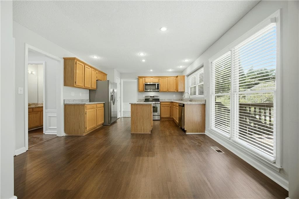 4 bedroom, 3 bathroom, 1,996 sq ft single family residence for sale at 515 Lathkil Court, Alpharetta, GA 30022 — photo 3