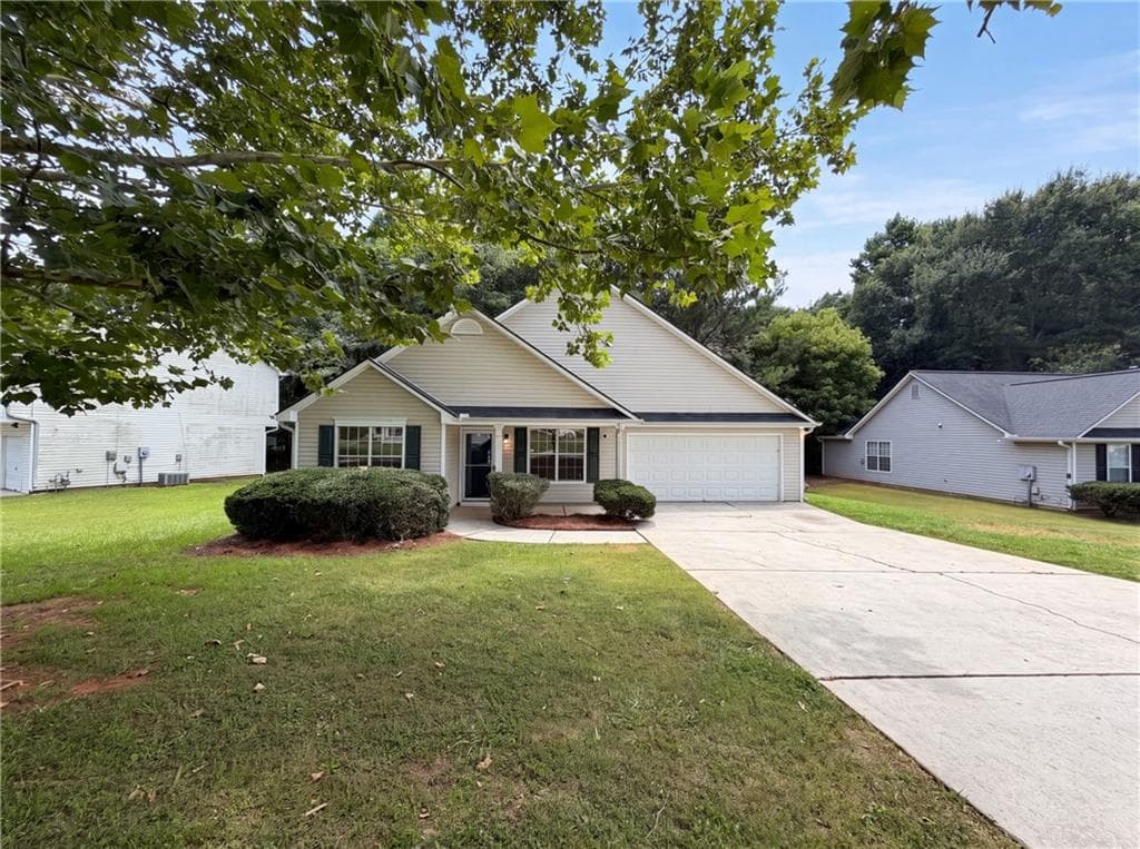 3 bedroom, 2 bathroom, 1,211 sq ft single family residence under contract at 10543 Crabtree Drive, Jonesboro, GA 30238