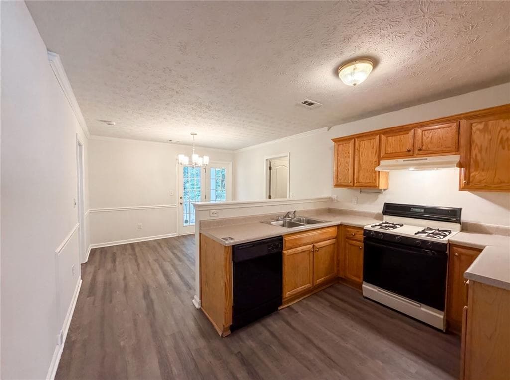 3 bedroom, 2 bathroom, 1,211 sq ft single family residence under contract at 10543 Crabtree Drive, Jonesboro, GA 30238 — photo 2