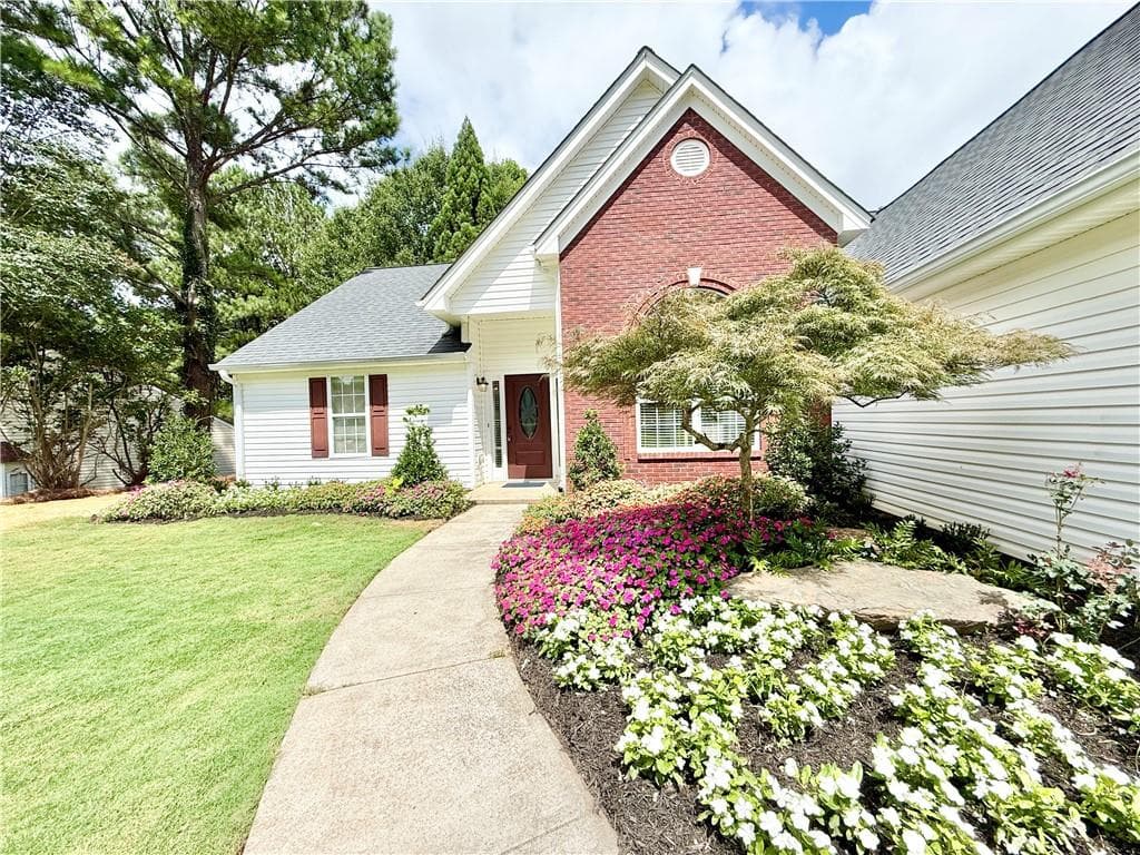 3 bedroom, 2 bathroom, 1,924 sq ft single family residence for sale at 917 Keldron Court, Lawrenceville, GA 30045 — photo 3