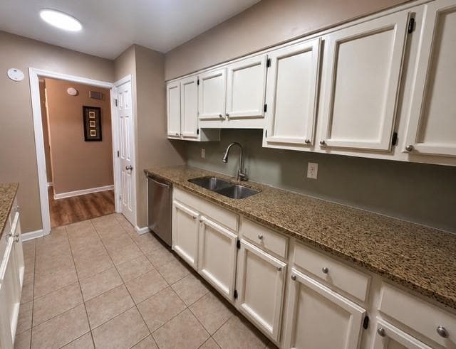 2 bedroom, 2 bathroom, 1,580 sq ft condominium for sale at 831 Lake Hollow Boulevard, Marietta, GA 30064 — photo 4