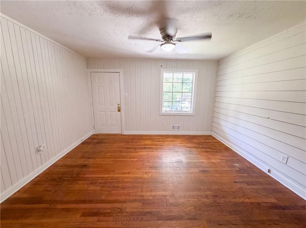 4 bedroom, 1 bathroom, 1,300 sq ft single family residence under contract at 1375 S Hicks Circle, Conyers, GA 30012 — photo 3