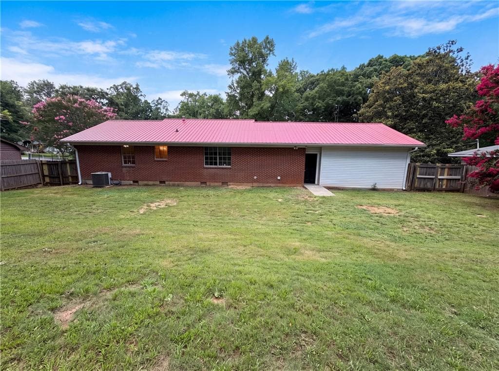 4 bedroom, 1 bathroom, 1,300 sq ft single family residence under contract at 1375 S Hicks Circle, Conyers, GA 30012 — photo 5