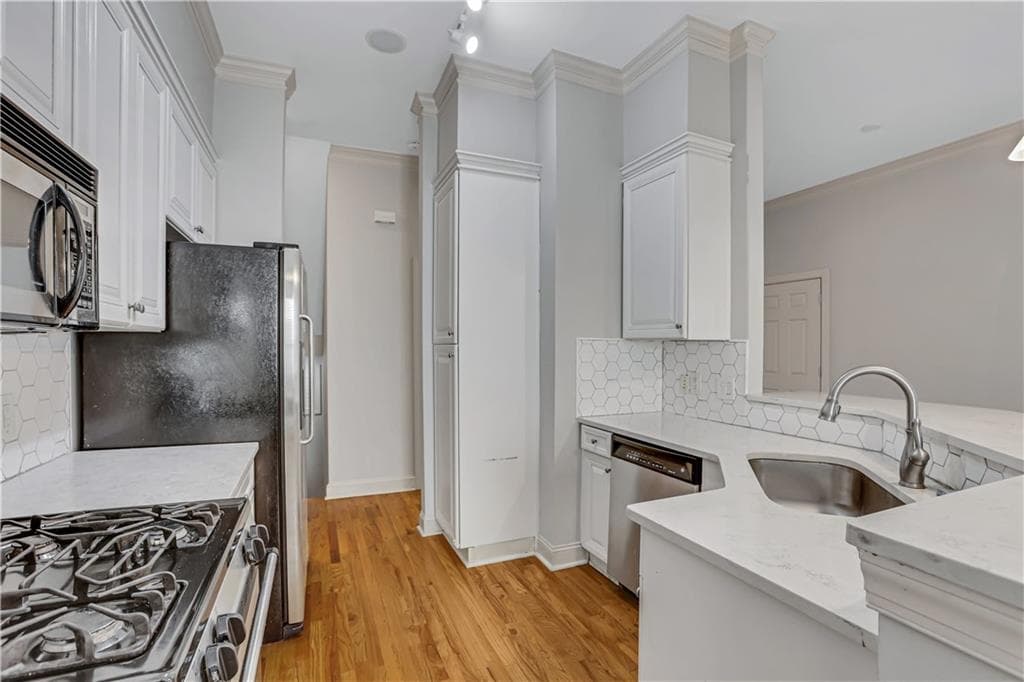 3 bedroom, 4 bathroom, 2,116 sq ft townhouse for sale at 225 Carlyle Park Drive, Atlanta, GA 30307 — photo 8