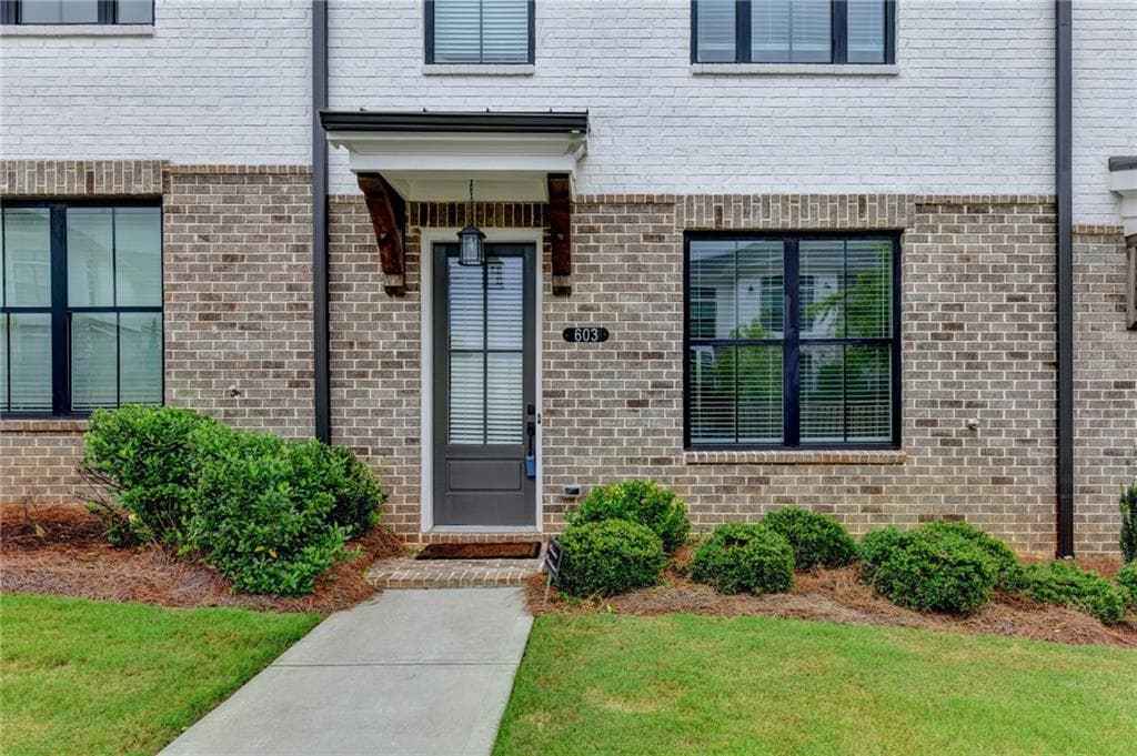 3 bedroom, 4 bathroom, 2,000 sq ft townhouse for sale at 603 Millcroft Boulevard, Buford, GA 30518 — photo 2