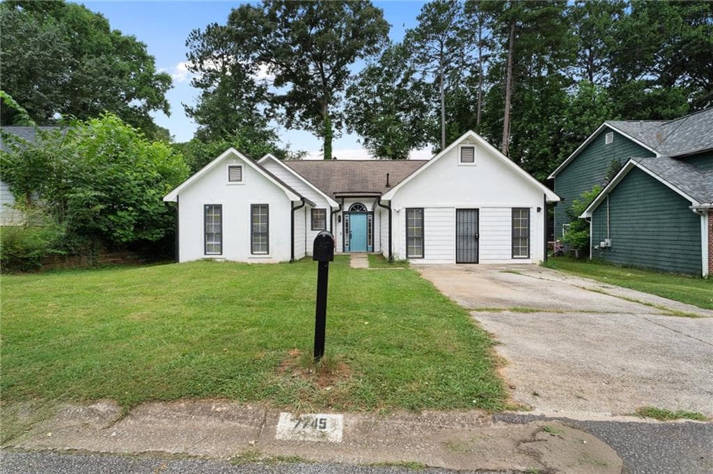 3 bedroom, 2 bathroom, 1,643 sq ft single family residence for sale at 7745 Antebellum Lane, Riverdale, GA 30274 — photo 2