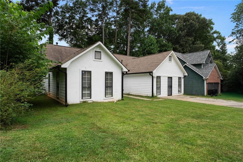 3 bedroom, 2 bathroom, 1,643 sq ft single family residence for sale at 7745 Antebellum Lane, Riverdale, GA 30274 — photo 3