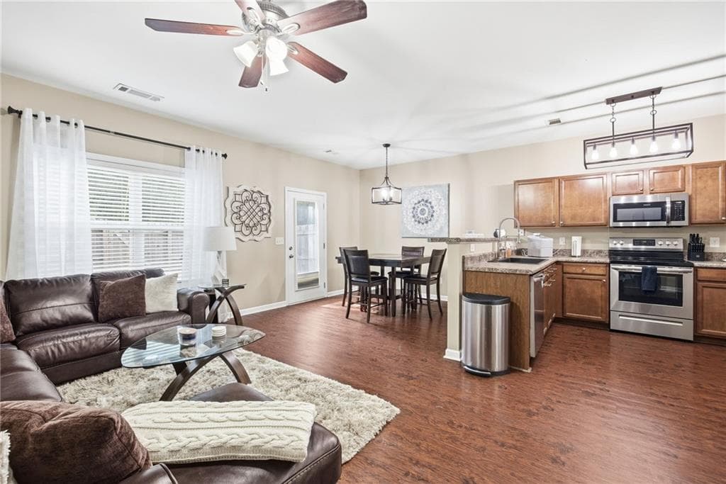 3 bedroom, 3 bathroom, 1,540 sq ft townhouse under contract at 536 Oakside Place, Acworth, GA 30102 — photo 7