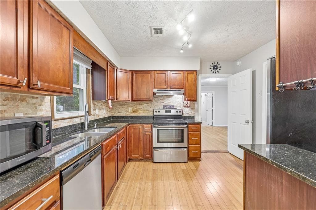 3 bedroom, 3 bathroom, 1,982 sq ft single family residence for sale at 1145 Christian Circle, Conyers, GA 30013 — photo 9