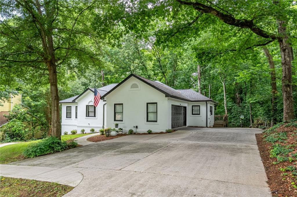 4 bedroom, 3 bathroom, 2,010 sq ft single family residence for rent at 3924 Ashford Dunwoody Road, Atlanta, GA 30319 for $3,900 a month — photo 2