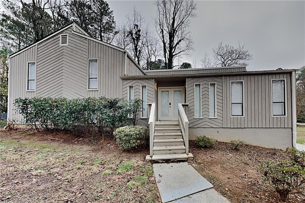 5 bedroom, 3 bathroom, 2,424 sq ft single family residence for sale at 2929 Manitoba Lane, Marietta, GA 30062 — photo 1 of 11