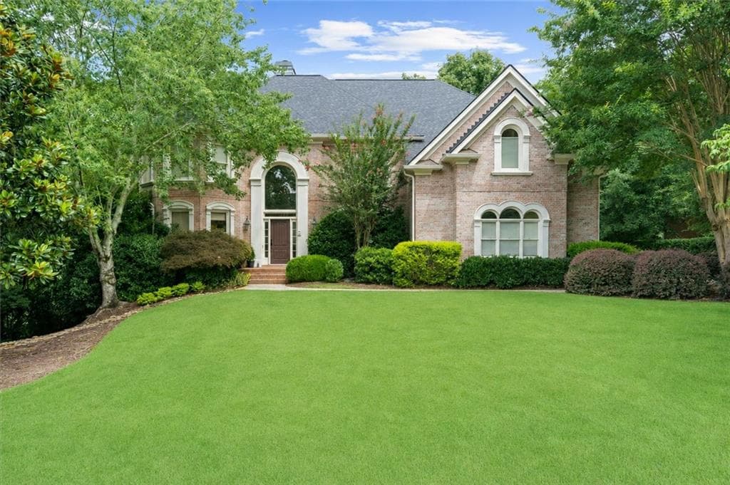 6 bedroom, 5 bathroom, 6,342 sq ft single family residence under contract at 230 Willow Glade Point, Johns Creek, GA 30022 — photo 2