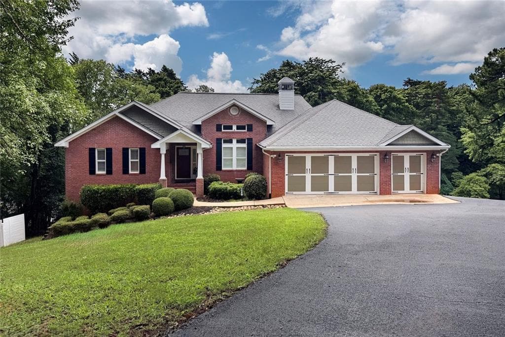 4 bedroom, 3 bathroom, 4,382 sq ft single family residence under contract at 7913 S Barkers Bend Drive, Murrayville, GA 30564 — photo 2