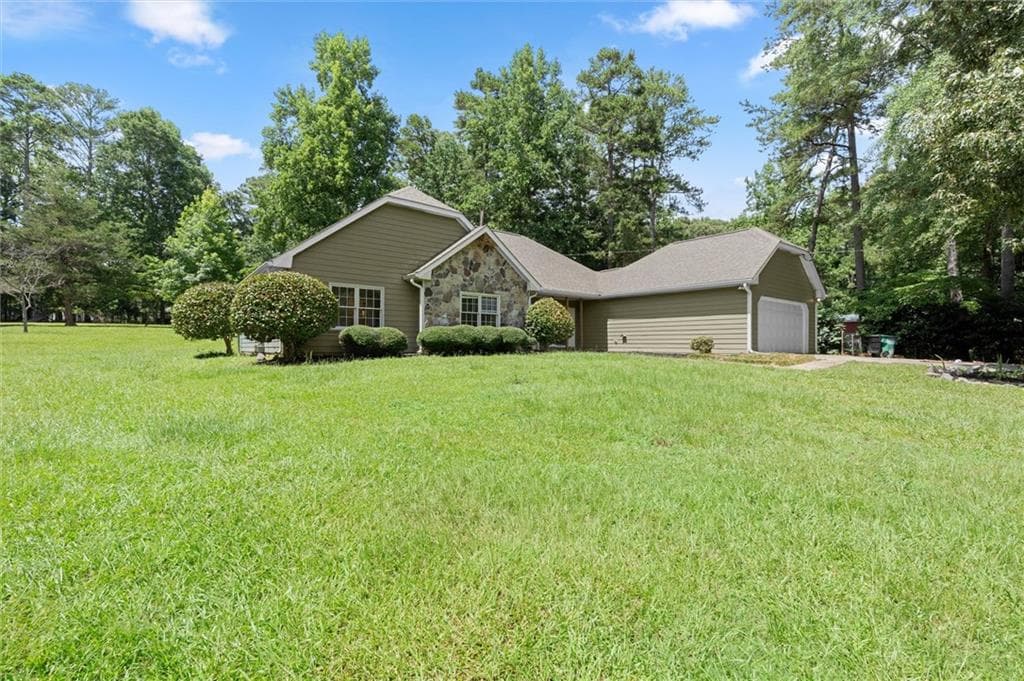 4 bedroom, 3 bathroom, 2,037 sq ft single family residence under contract at 5015 Logans Run, Loganville, GA 30052 — photo 2