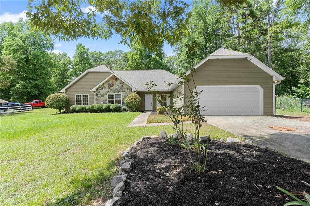 4 bedroom, 3 bathroom, 2,037 sq ft single family residence under contract at 5015 Logans Run, Loganville, GA 30052 — photo 3