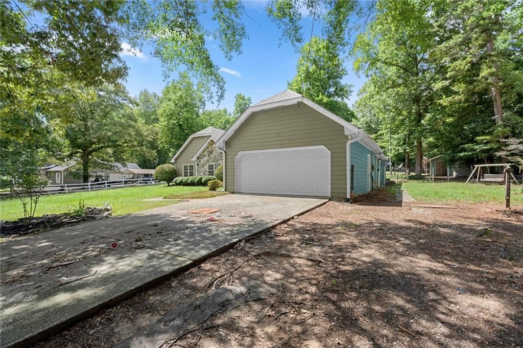 4 bedroom, 3 bathroom, 2,037 sq ft single family residence under contract at 5015 Logans Run, Loganville, GA 30052 — photo 4