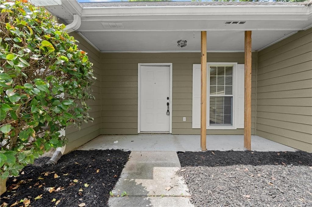 4 bedroom, 3 bathroom, 2,037 sq ft single family residence under contract at 5015 Logans Run, Loganville, GA 30052 — photo 5