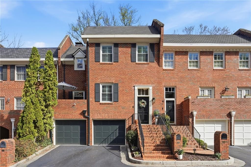 3 bedroom, 4 bathroom, 2,156 sq ft townhouse under contract at 423 Jefferson Circle, Atlanta, GA 30328