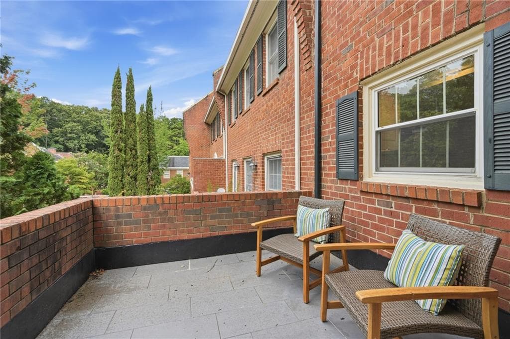3 bedroom, 4 bathroom, 2,156 sq ft townhouse under contract at 423 Jefferson Circle, Atlanta, GA 30328 — photo 2