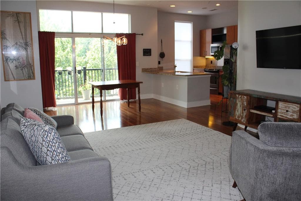 2 bedroom, 2 bathroom, 1,026 sq ft condominium under contract at 2630 Talley Street 201, Decatur, GA 30030 — photo 3