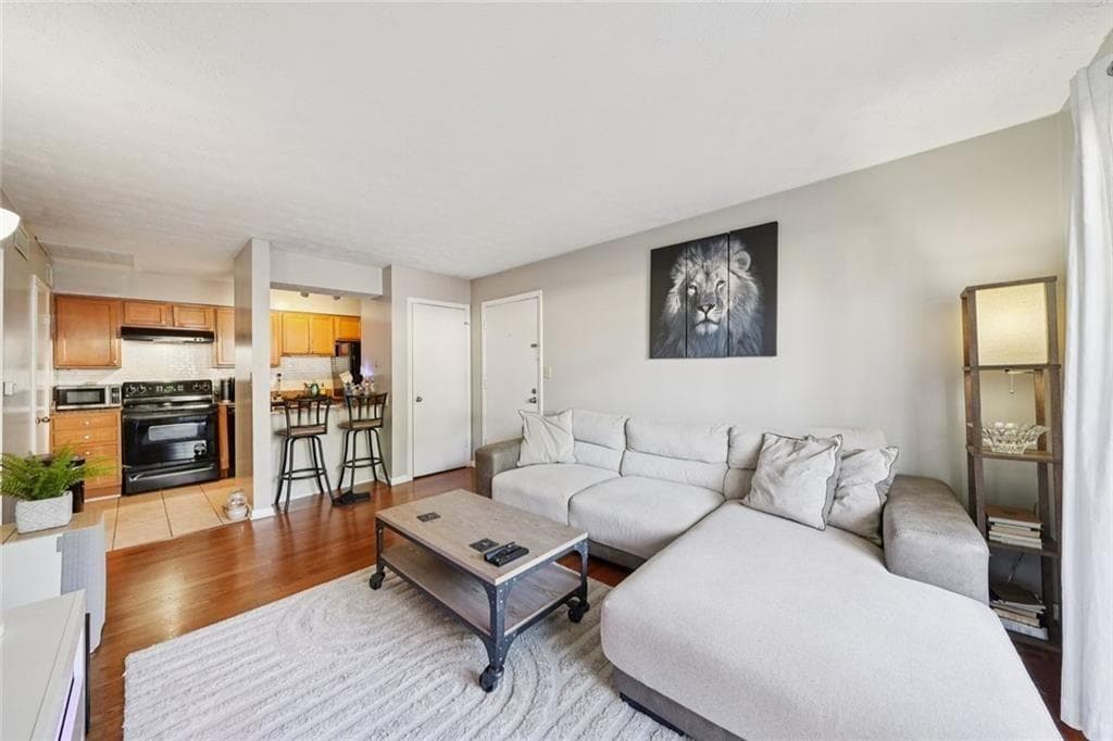 1 bedroom, 1 bathroom, 625 sq ft condominium for sale at 3115 Seven Pines Court 207, Atlanta, GA 30339 — photo 3
