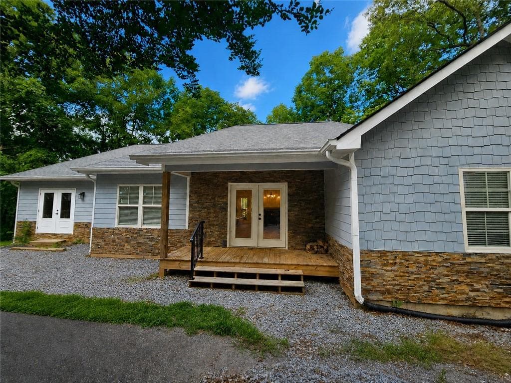 3 bedroom, 2 bathroom, 1,830 sq ft single family residence for sale at 330 Glenridge Drive, Cleveland, GA 30528 — photo 2