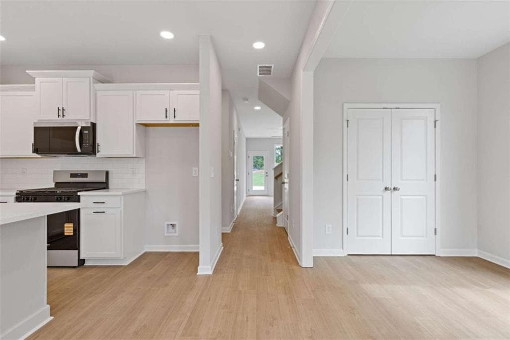 3 bedroom, 3 bathroom, 1,762 sq ft townhouse for sale at 379 Summerville Lane 12, Athens, GA 30606 — photo 2