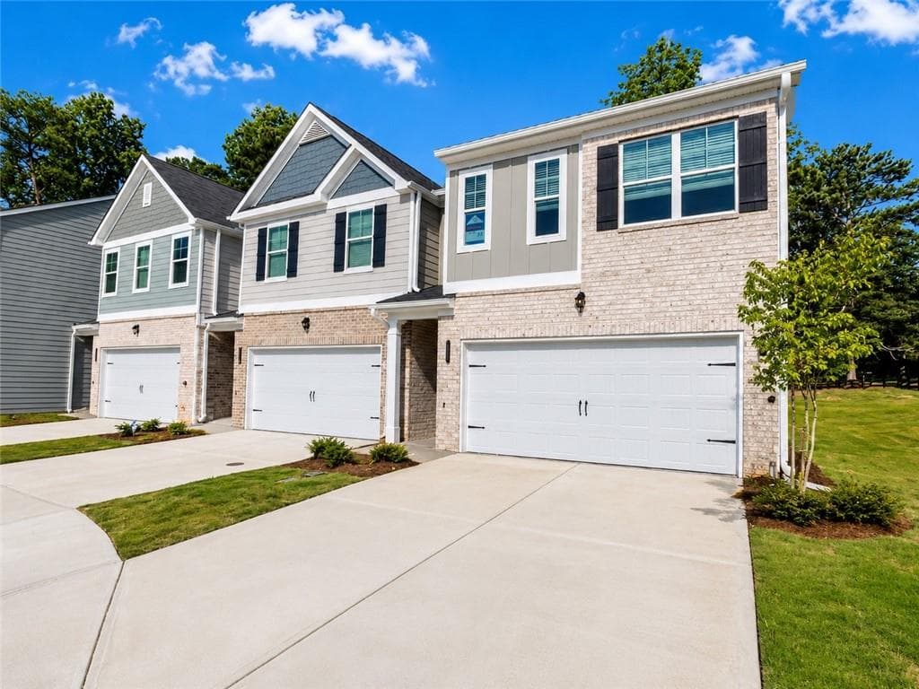 3 bedroom, 3 bathroom, 1,805 sq ft townhouse under contract at 6339 Warbler Court, Morrow, GA 30260 — photo 2