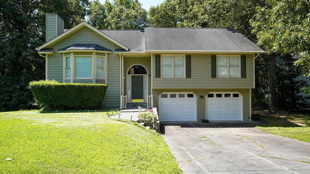 4 bedroom, 3 bathroom, 1,950 sq ft single family residence for sale at 18 Azalea Drive, Cartersville, GA 30121 — photo 1 of 30