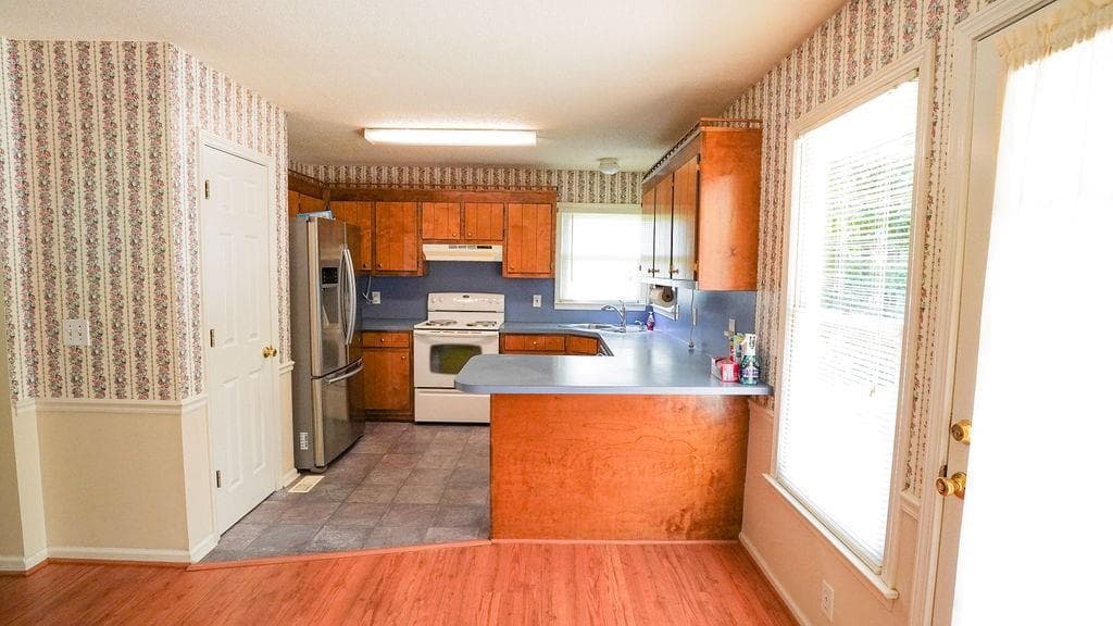 4 bedroom, 3 bathroom, 1,950 sq ft single family residence for sale at 18 Azalea Drive, Cartersville, GA 30121 — photo 2