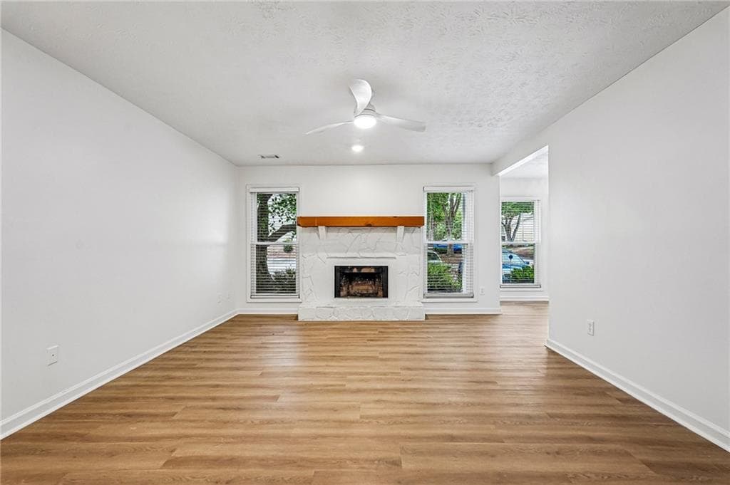 2 bedroom, 2 bathroom, 1,110 sq ft condominium for sale at 1001 Lake Pointe Circle, Roswell, GA 30075 — photo 2